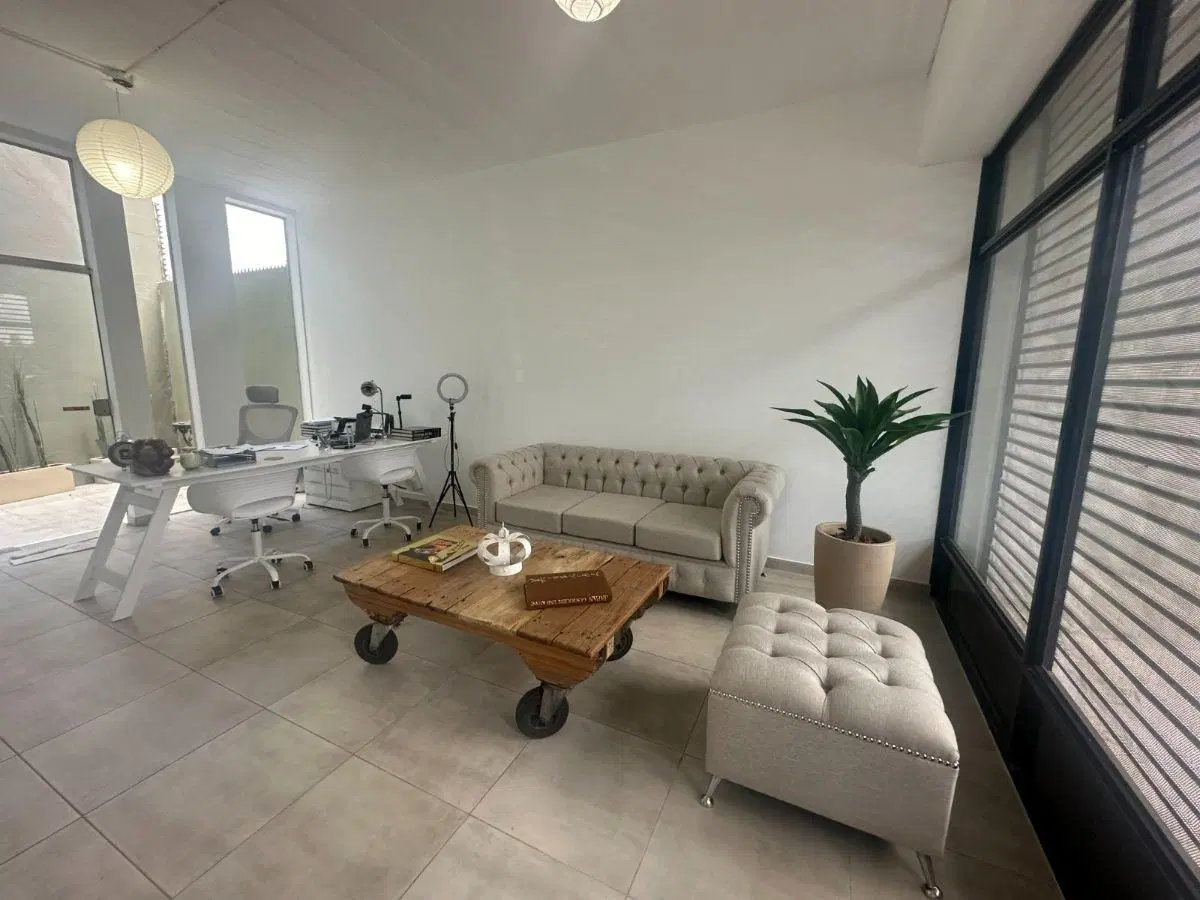 Local con patio en alquiler - Lomas de san isidro 4