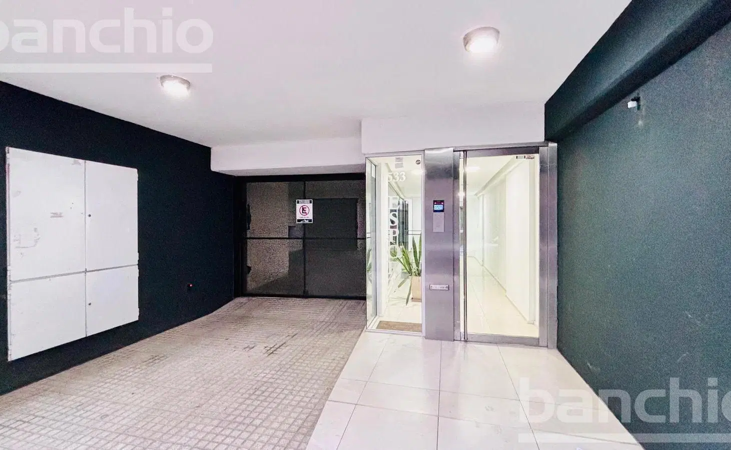 Venta Departamento Semipiso Dos Dormitorios Con Cochera en Centro 2