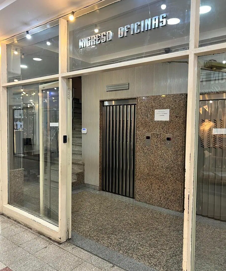 Venta Amplia Oficina Peatonal Cordoba de Rosario 3