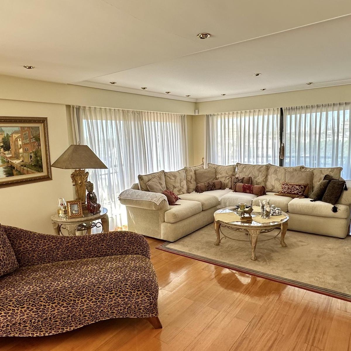 Piso de 5 ambientes + dependencia de 270m2 + 2 cochera y baulera