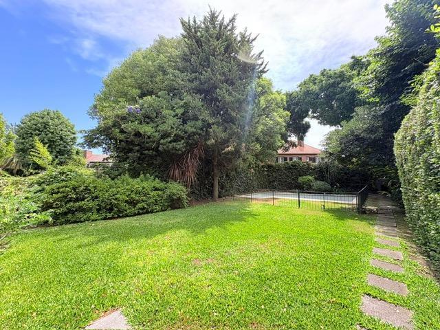 Casa en venta en excelente zona de Acassuso , con muy lindo jardín y pileta al norte.