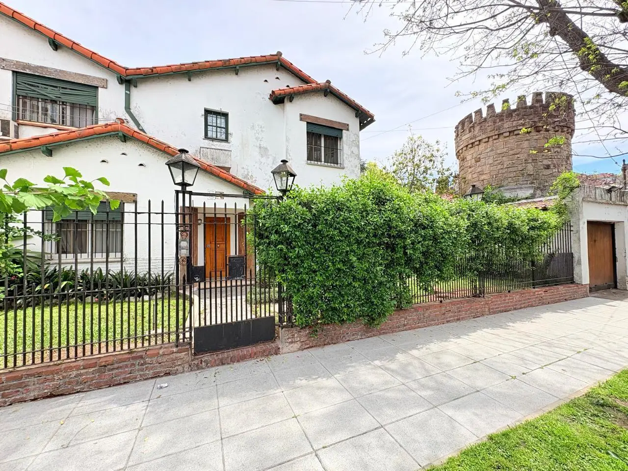 Casa en Venta Martinez vías a Sta Fé, 17 mts de frente, 3 dormitorios, jardín con pileta 2