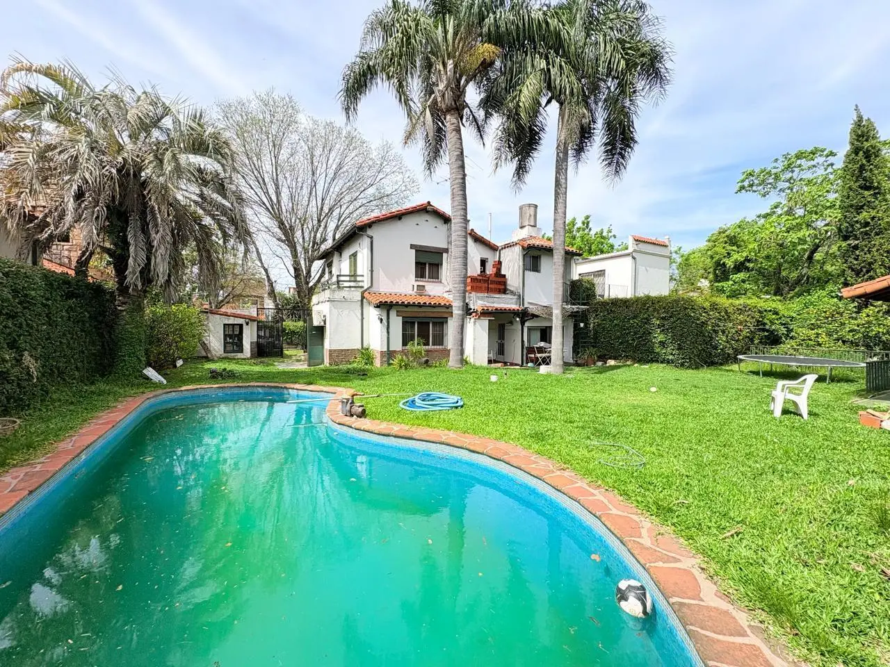 Casa en Venta Martinez vías a Sta Fé, 17 mts de frente, 3 dormitorios, jardín con pileta 1