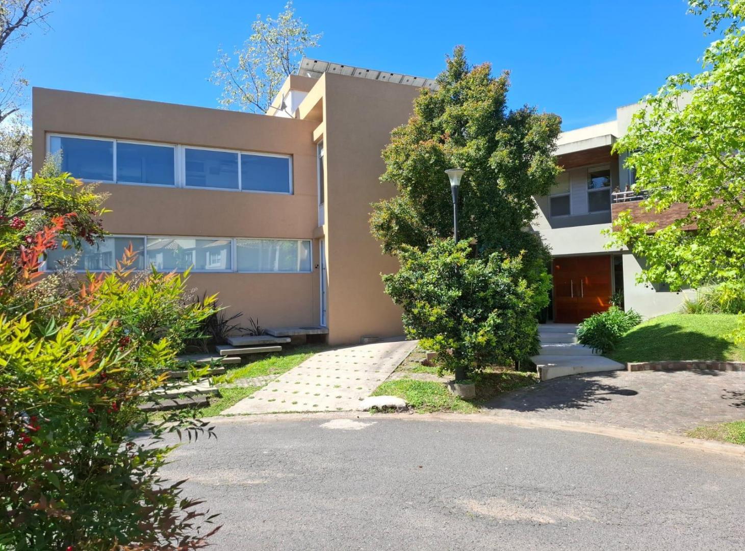 Barrio Privado Barrancas de San Isidro, moderna y funcional casa en Venta en Impecable estado!