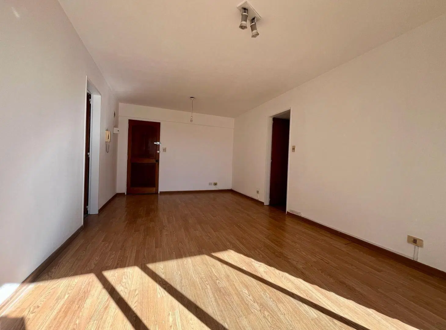 Departamento en Alquiler - San Isidro-Centro, 2 ambientes con cochera. 1