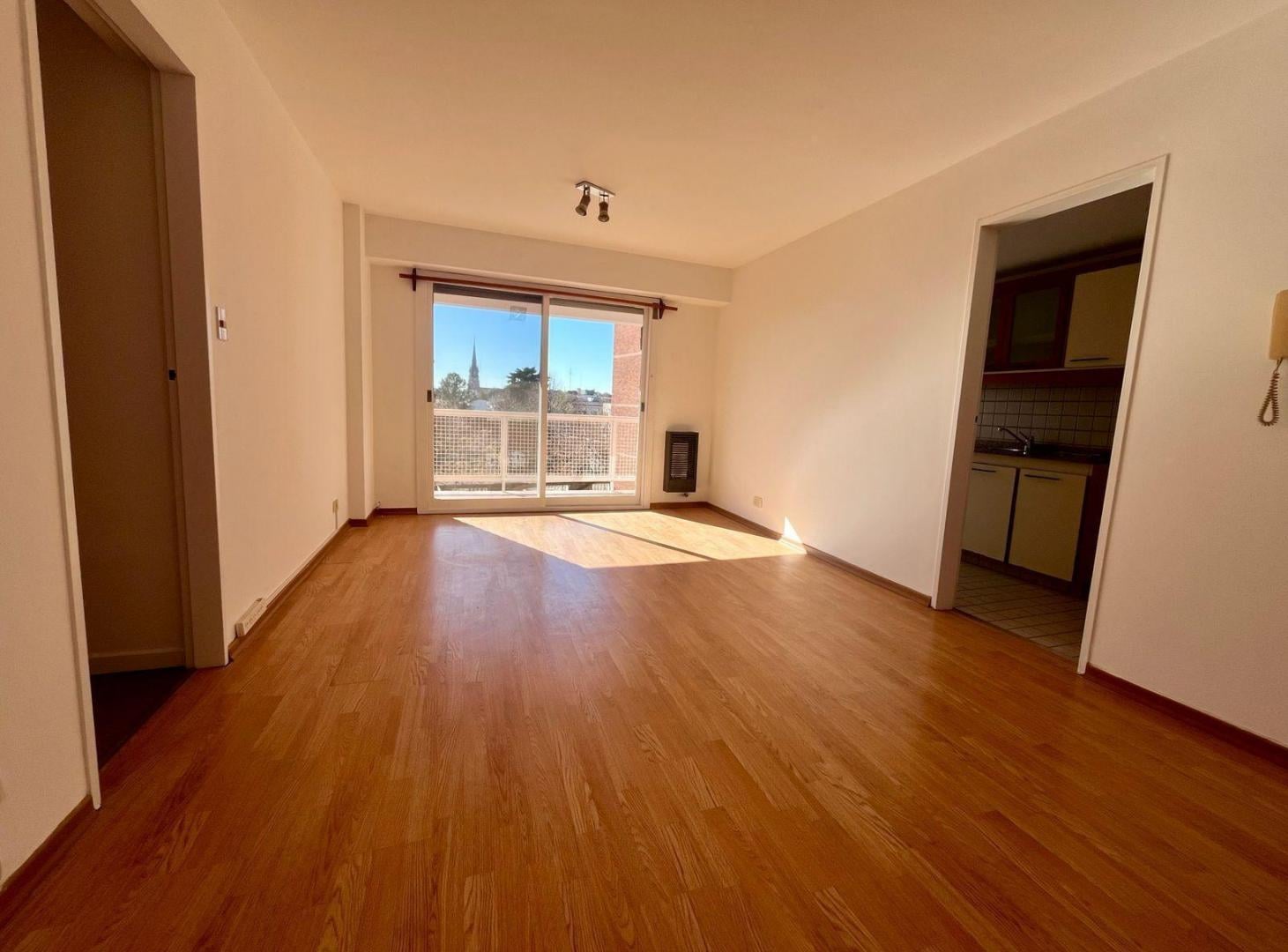 Departamento en Alquiler - San Isidro-Centro, 2 ambientes con cochera.