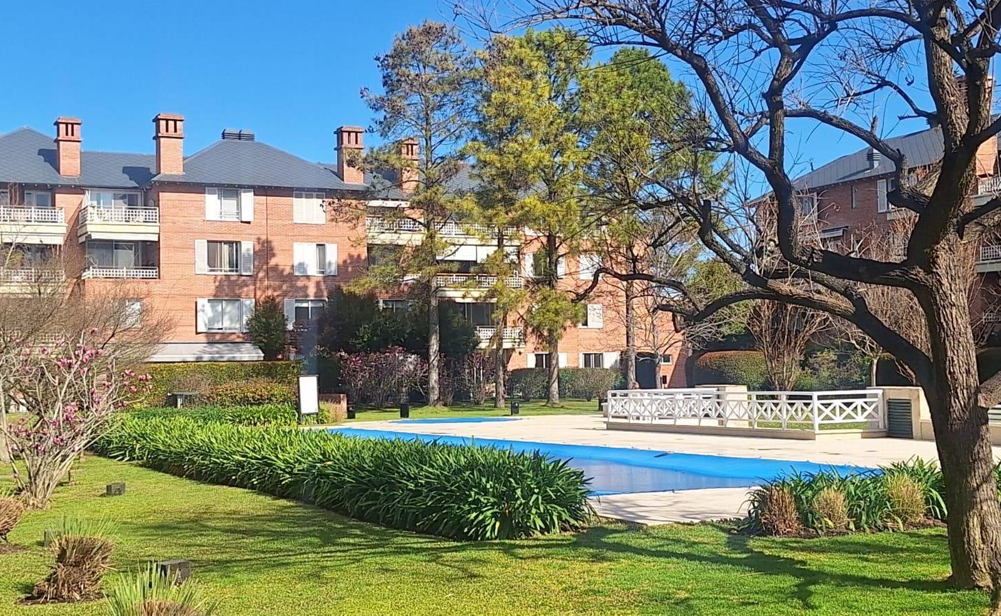 Lindisimo Departamento en Duplex con jardin propio en venta en Condominio Jardines de San Isidro