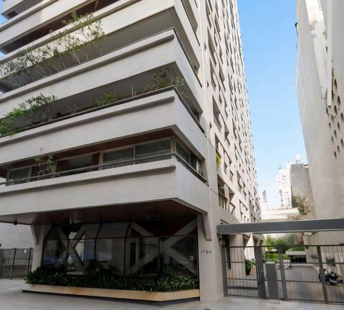 Recoleta, Las Heras y Callao , luz, amplitud y categorìa, 230 m2 con 2 cocheras fijas y seguridad.
