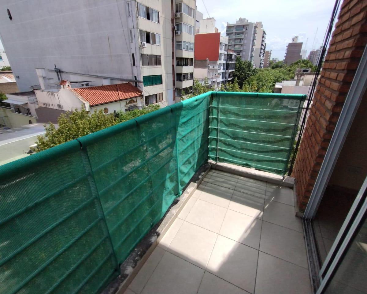 Departamento a la venta y alquiler de un dormitorio al frente en Rioja al 2700 Apto Credito