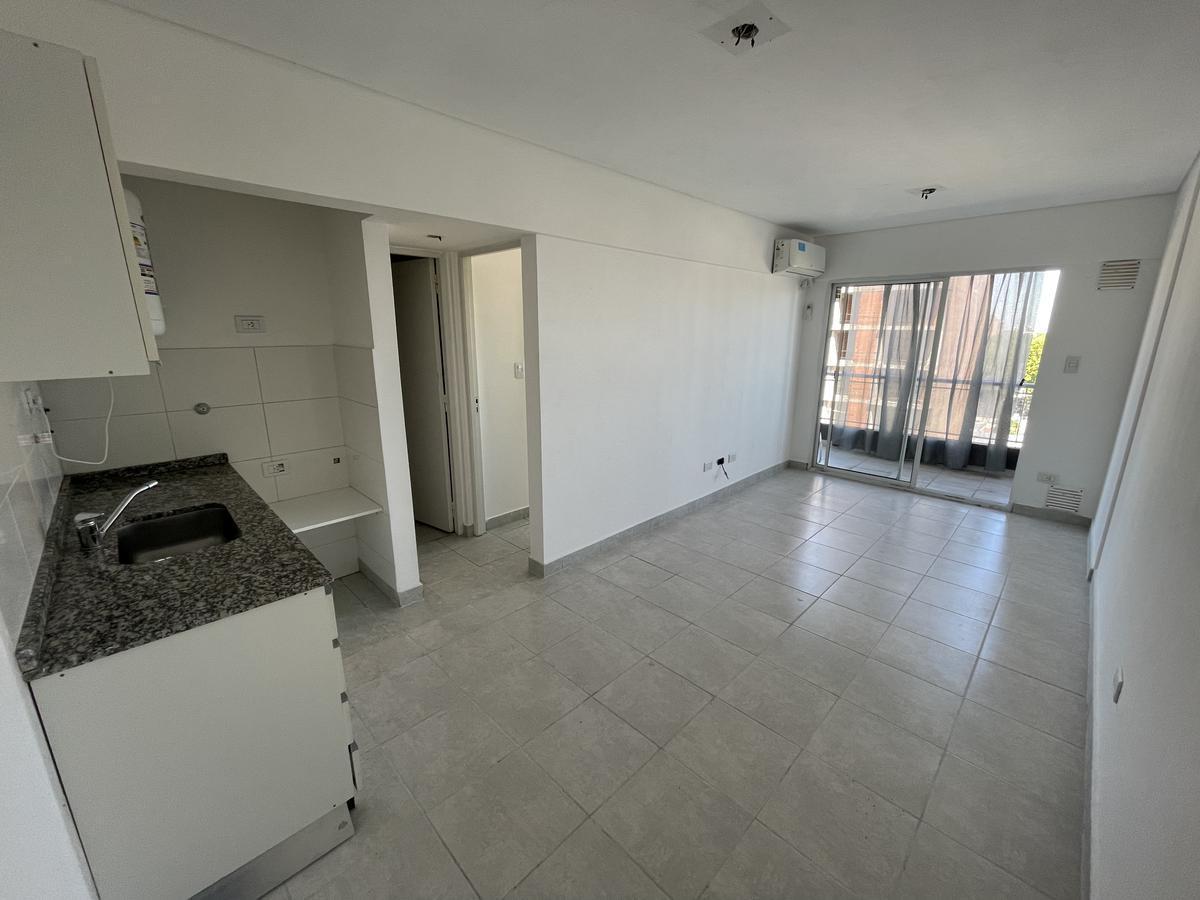 Departamento de un dormitorio con balcón al frente en Venta en Av Francia 1100