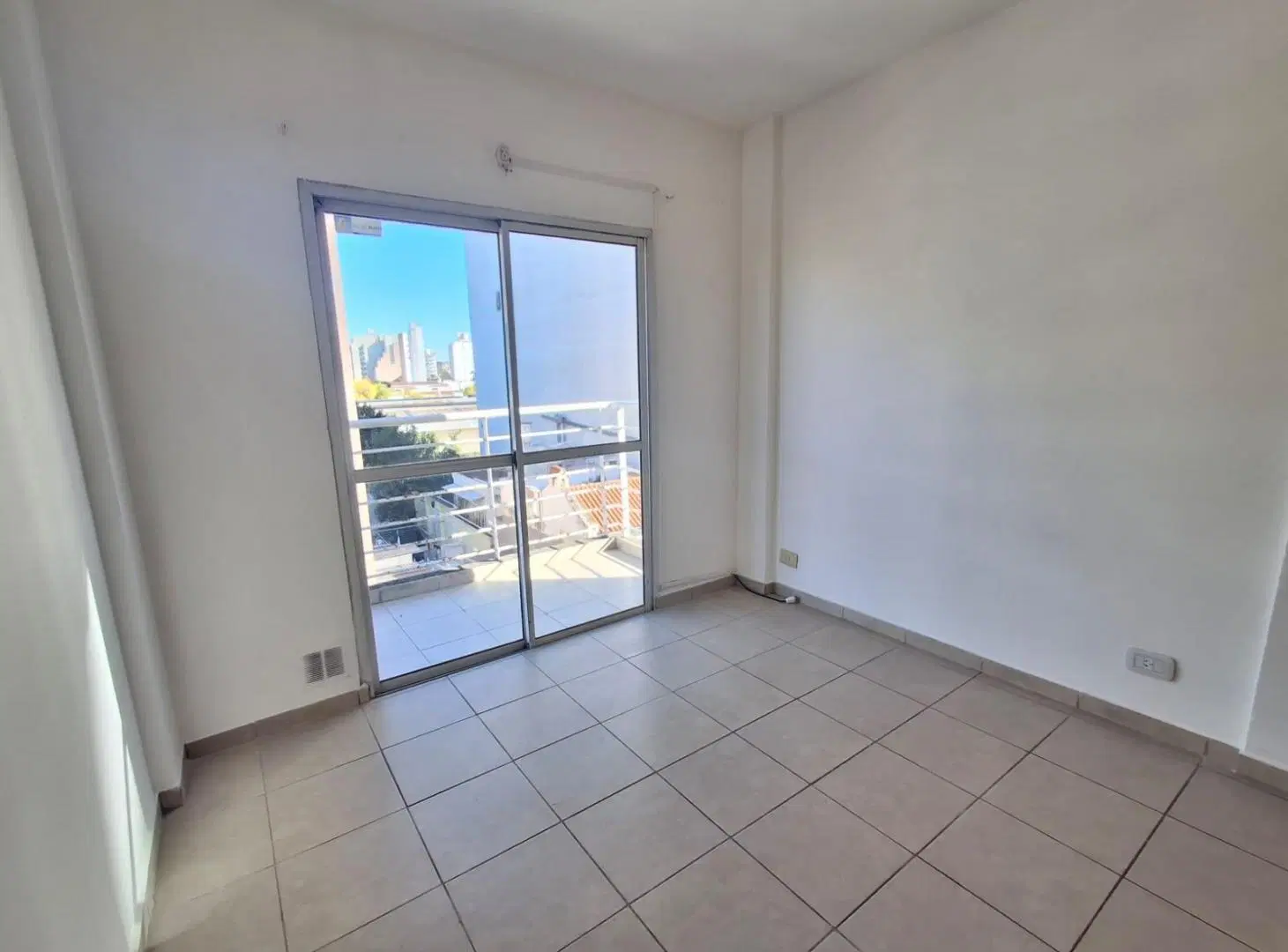 Departamento a la venta y alquiler de un dormitorio al frente en Rioja al 2700 Apto Credito 1