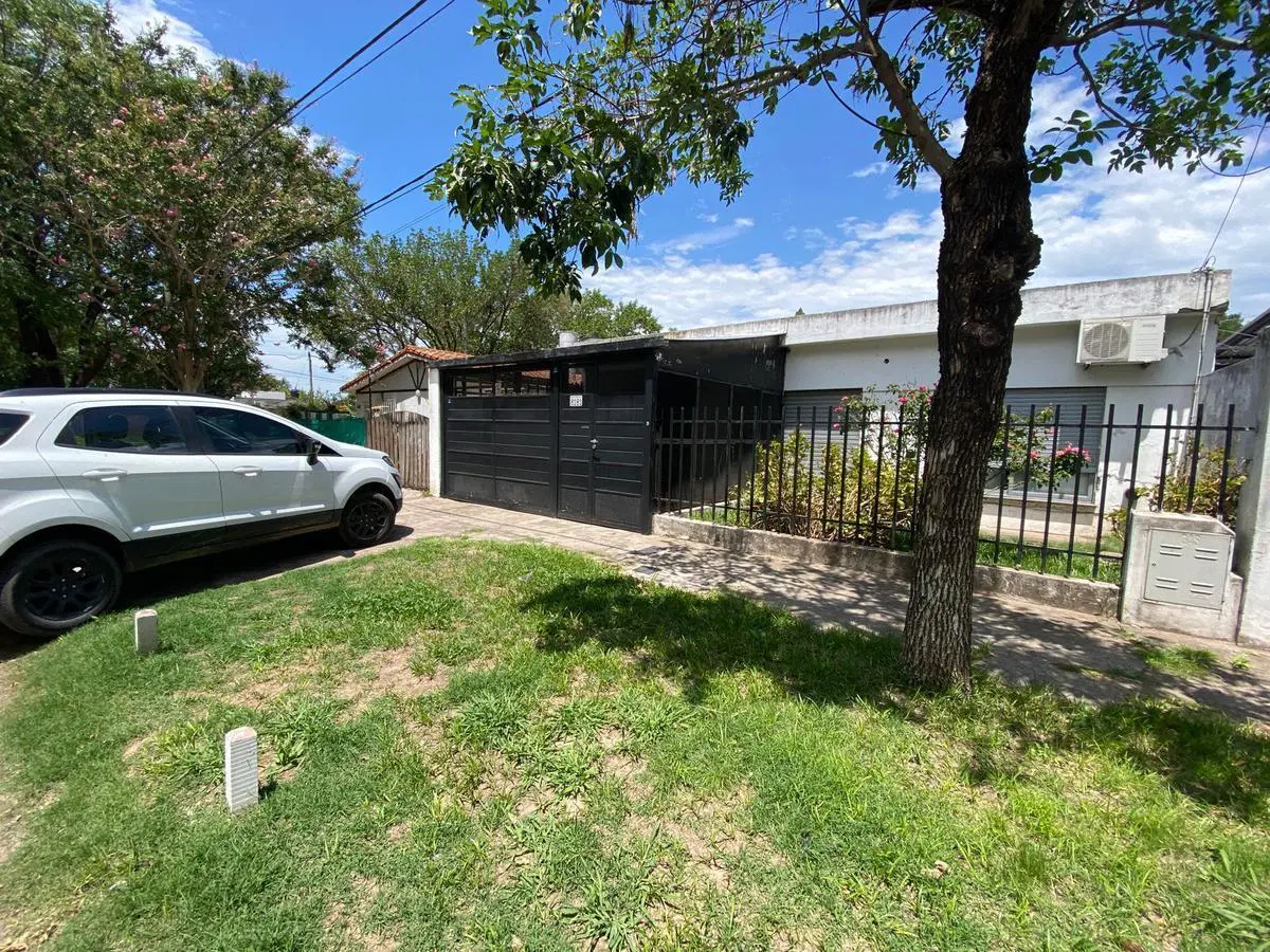Casa en alquiler dos dormitorios cuenta con cochera doble en san lorenzo al 8100 Fisherton 4