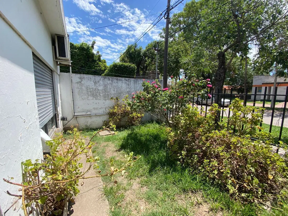 Casa en alquiler dos dormitorios cuenta con cochera doble en san lorenzo al 8100 Fisherton 3