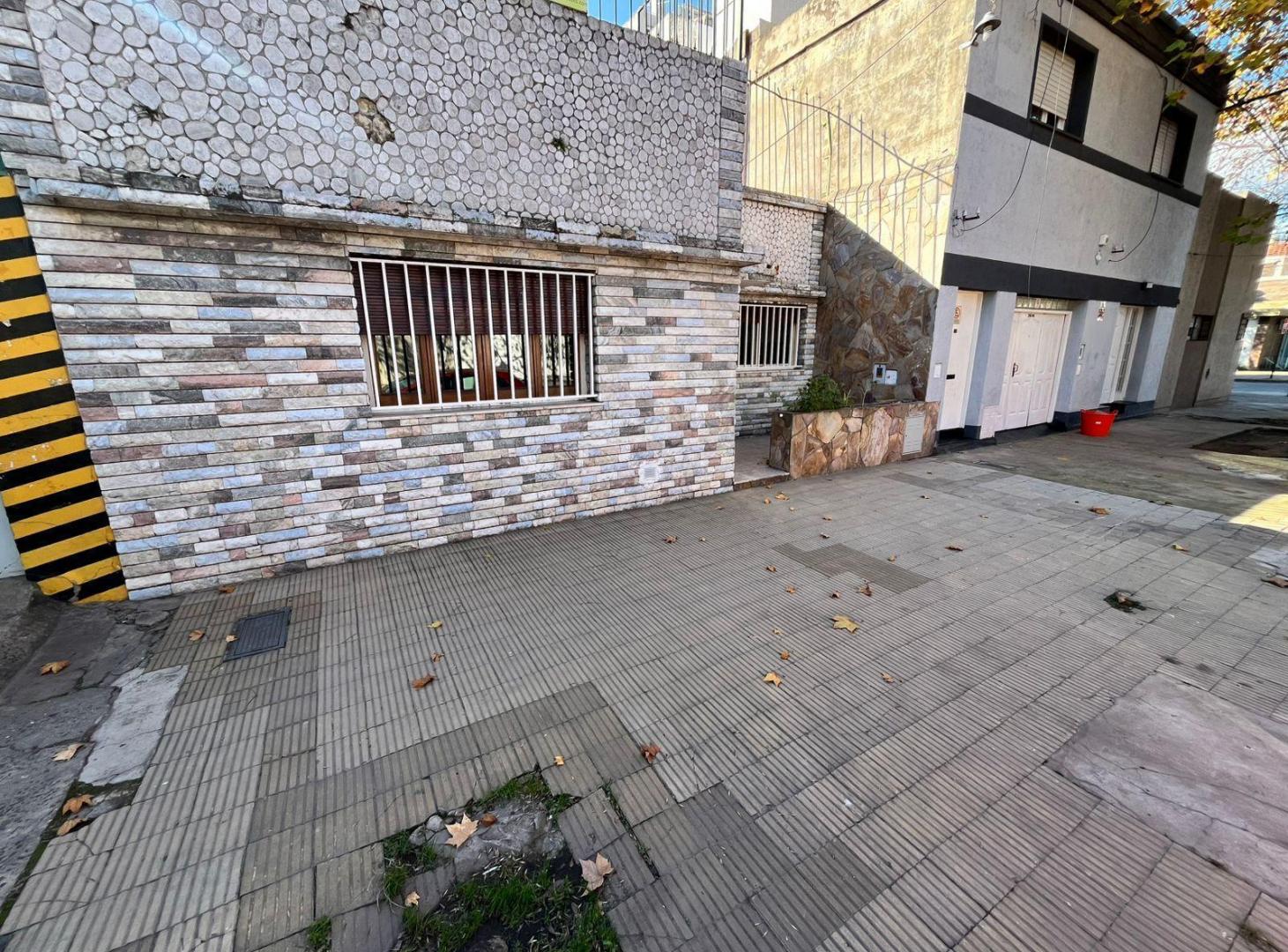 Casa a la venta de tres dormitorios en Barrio Parque Casado