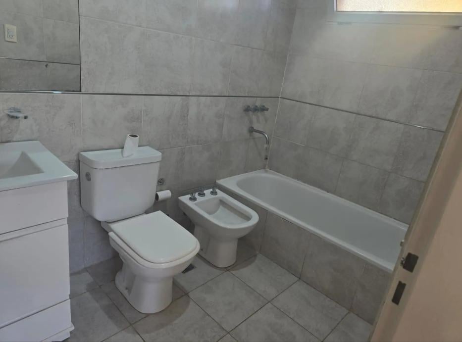 Foto de Casa de 3 dormitorios en alquiler con jardín pileta y cochera doble, imagen 5