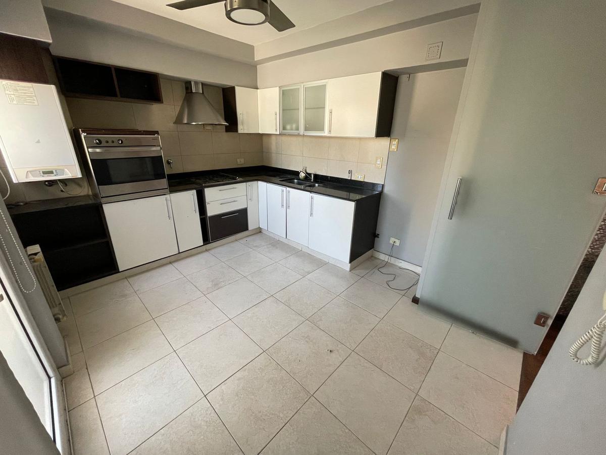 Foto de Departamento de 2 dormitorios con comodín cochera y balcón en alquiler, imagen 2