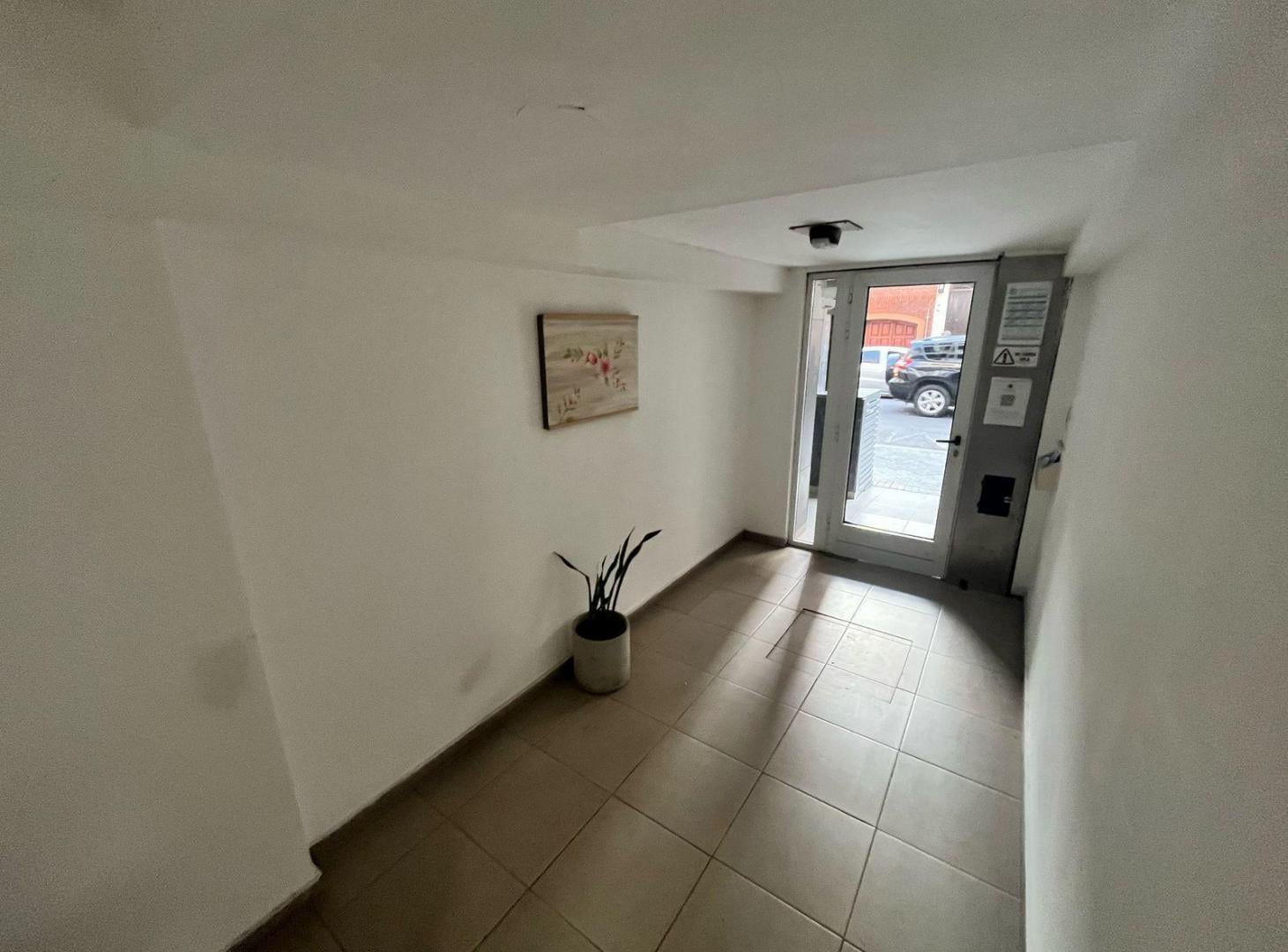 Foto de Excelente monoambiente en venta al frente con balcon y cochera Italia, imagen 5