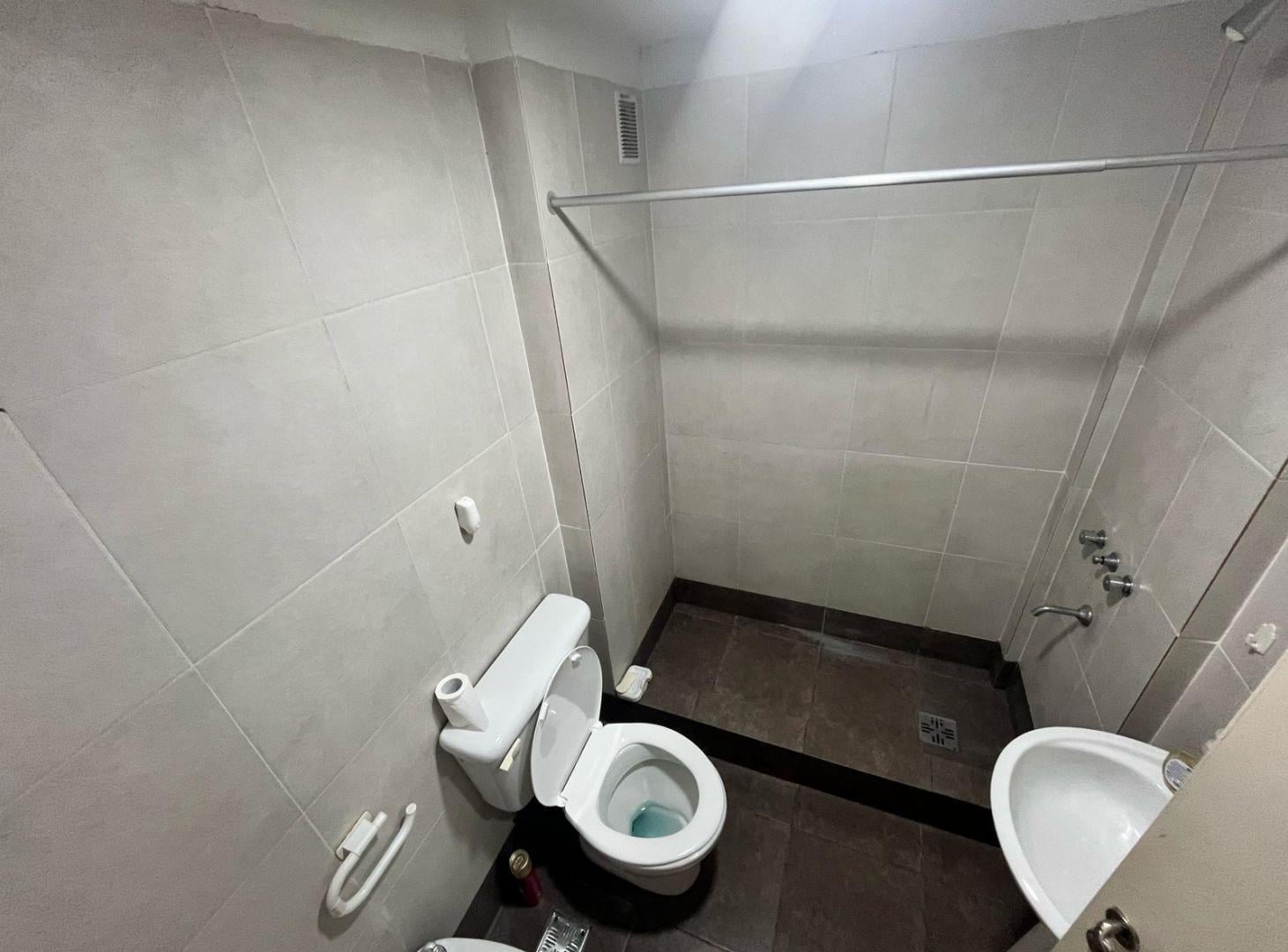 Foto de Excelente monoambiente en venta al frente con balcon y cochera Italia, imagen 2