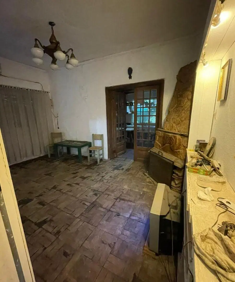 VENTA DE CASA A RECICLAR MUY BIEN UBICADA EN BURZACO 8