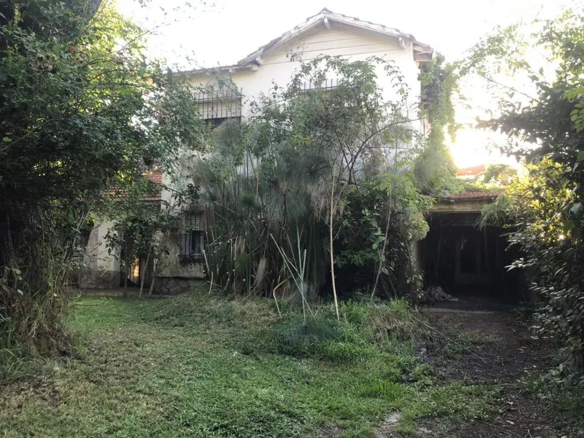 VENTA DE CASA A RECICLAR MUY BIEN UBICADA EN BURZACO 2