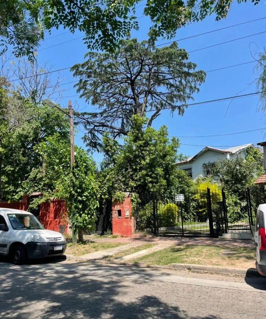 VENTA DE CASA A RECICLAR MUY BIEN UBICADA EN BURZACO 3