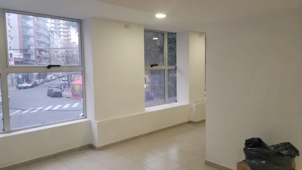 PRIMER PISO CON ASCENSOR APTO VARIOS RUBROS 4