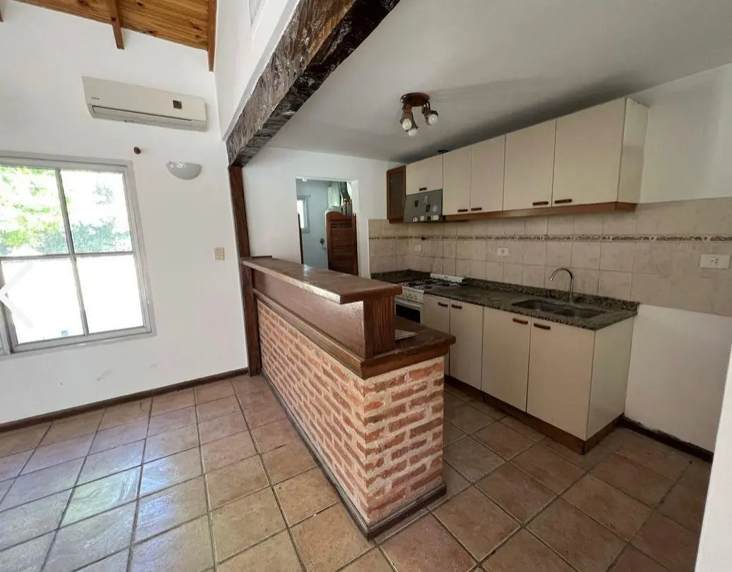 Casa de 4 ambientes con pileta en alquiler / venta 5