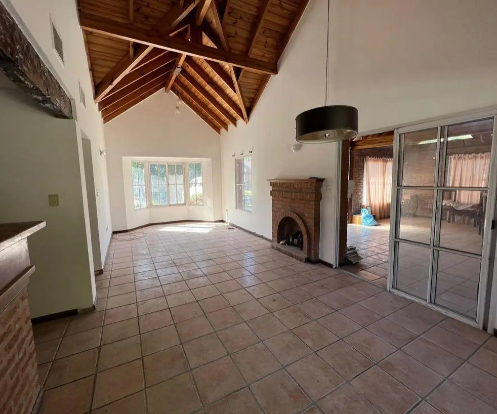 Casa de 4 ambientes con pileta en alquiler / venta 4