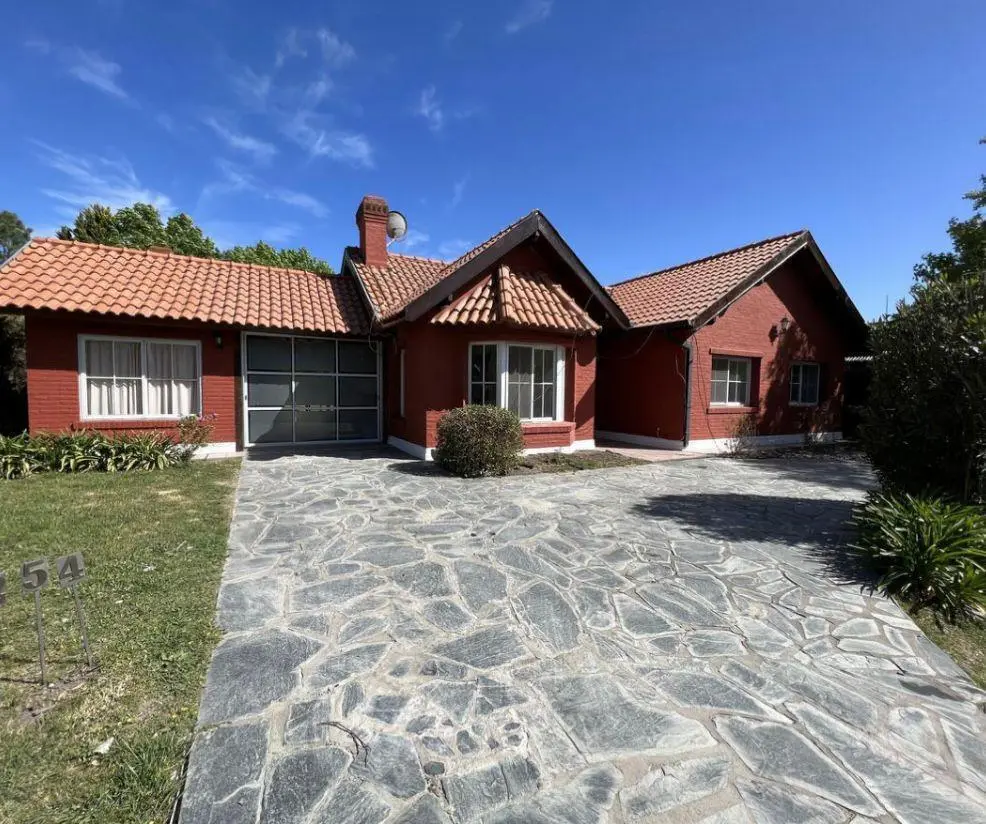 Casa de 4 ambientes con pileta en alquiler / venta 2