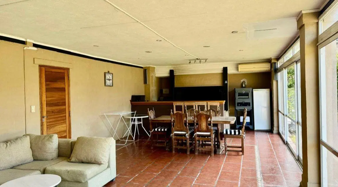 Casa en alquiler de 5 ambientes y pileta 1