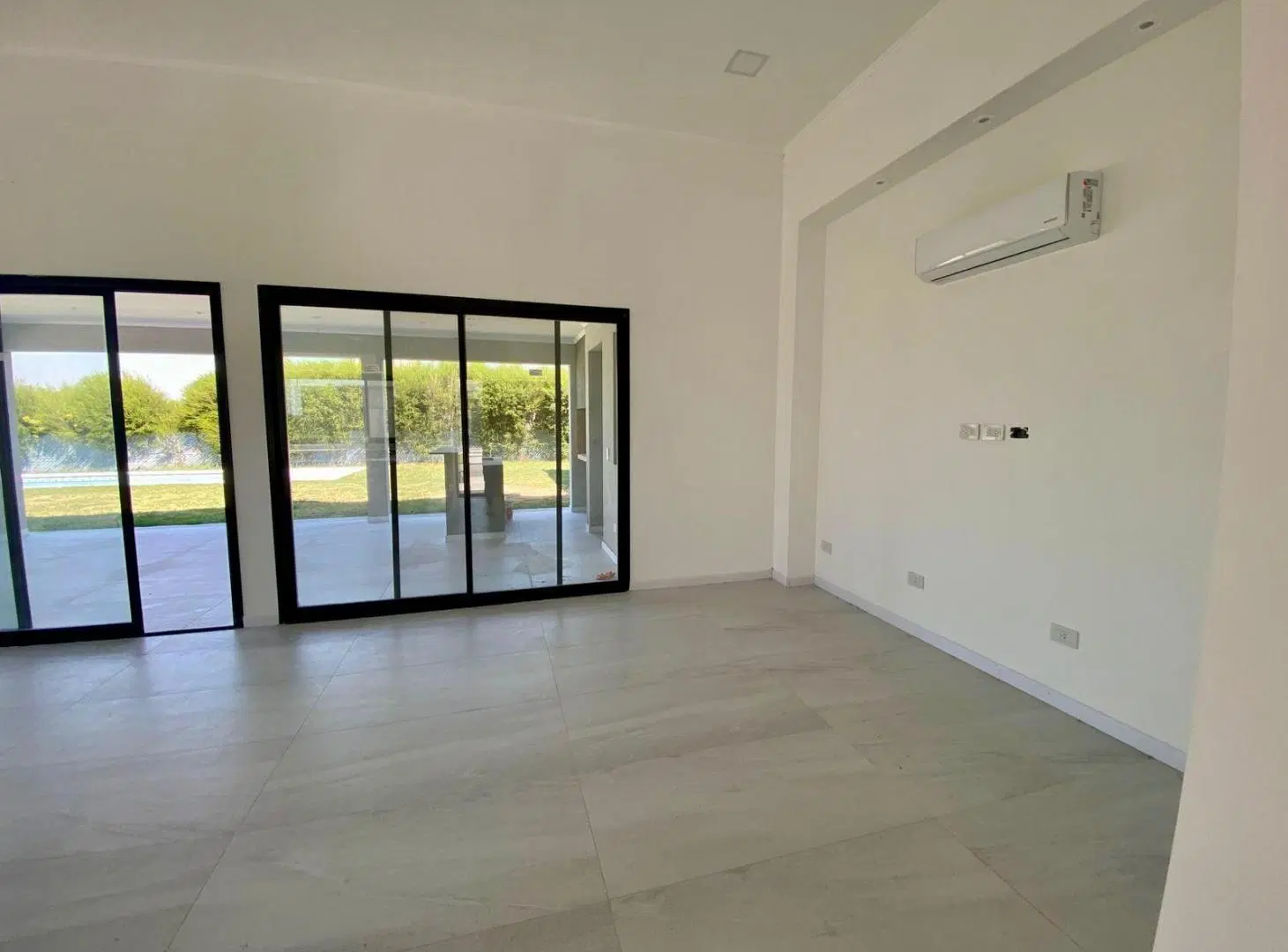 Casa de 4 ambientes a estrenar con pileta en Lagos de Canning 2