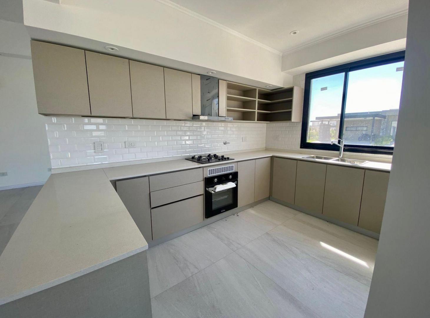 Casa de 4 ambientes a estrenar con pileta en Lagos de Canning