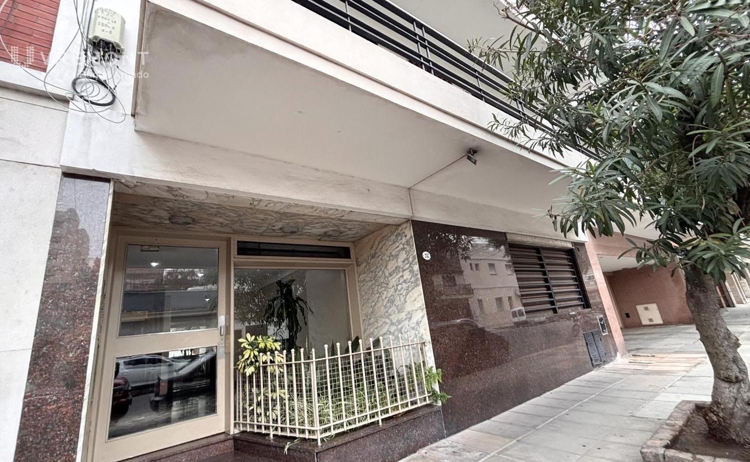 Departamento de 2 ambientes en Venta en Barracas, planta baja con patio.
