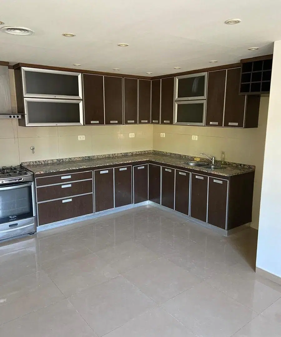Casa de 4 ambientes en alquiler con pileta, cochera y parrilla 3