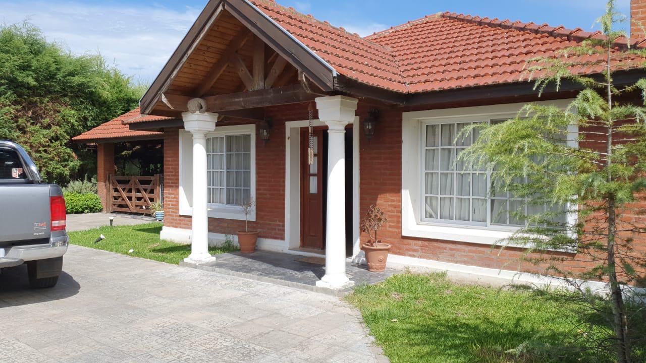Casa de 4 ambientes en alquiler con pileta, cochera y parrilla