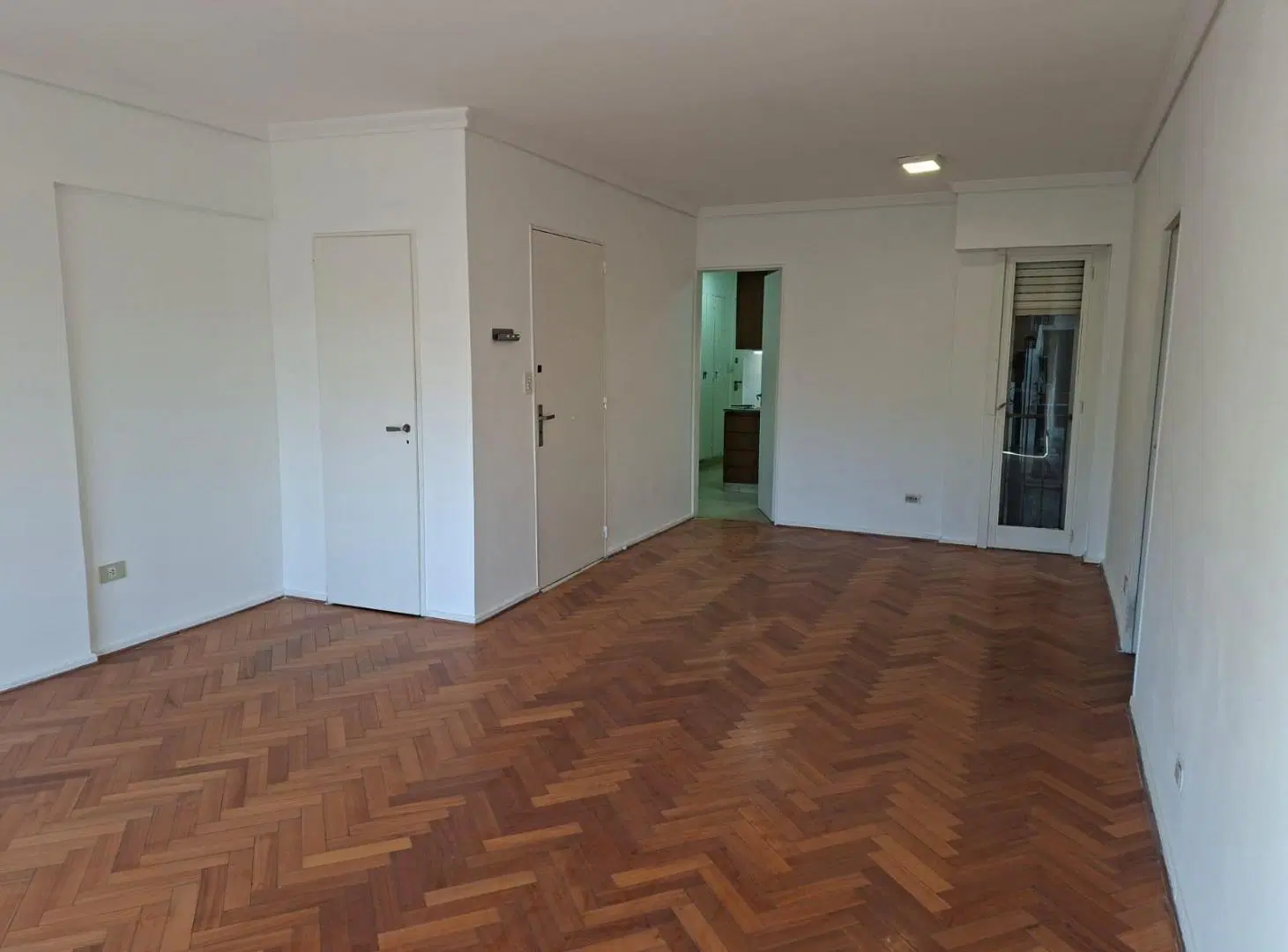 Departamento de 3 ambientes en alquiler en Recoleta con balcón y cochera. 2