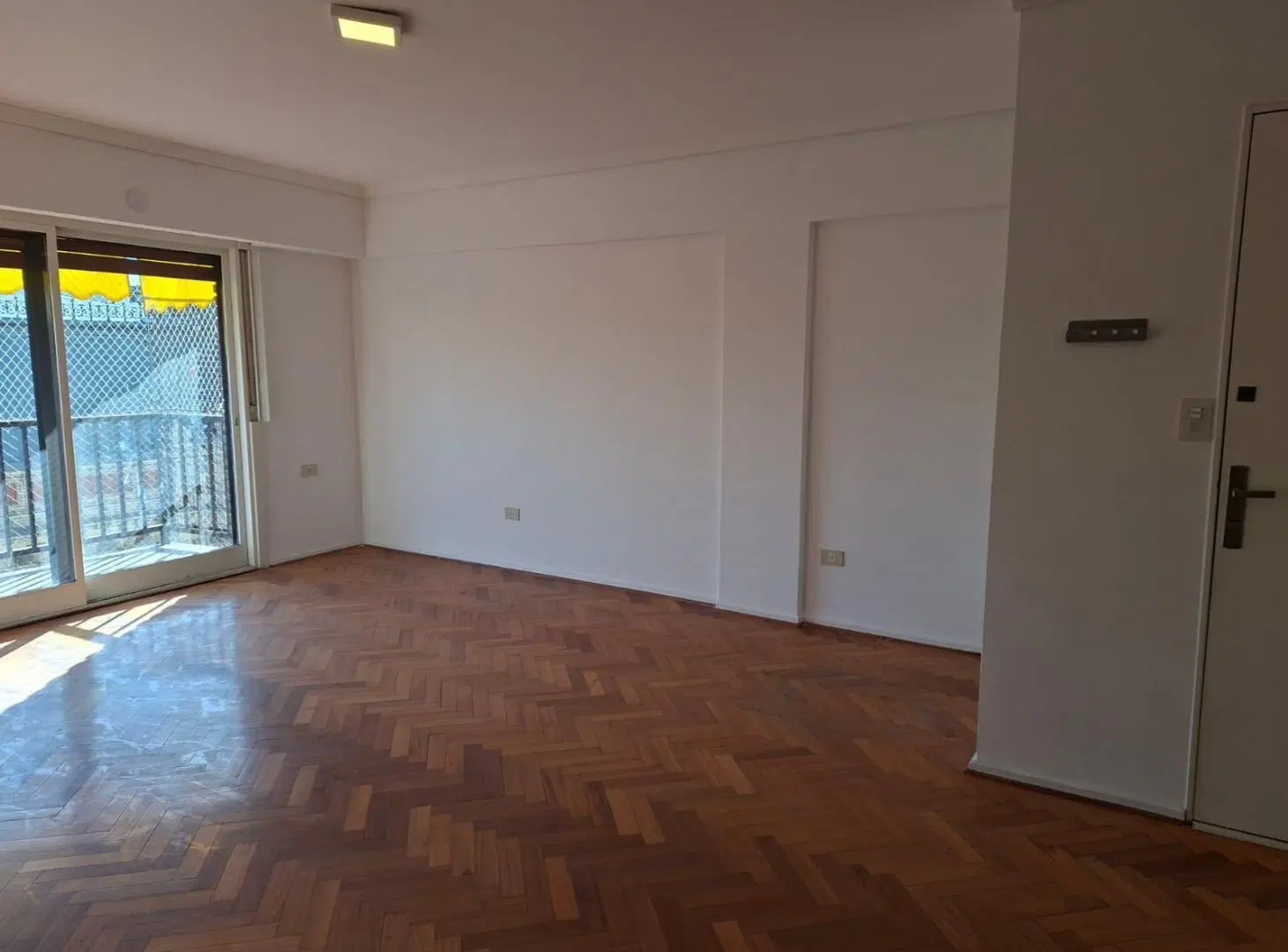 Departamento de 3 ambientes en alquiler en Recoleta con balcón y cochera. 3