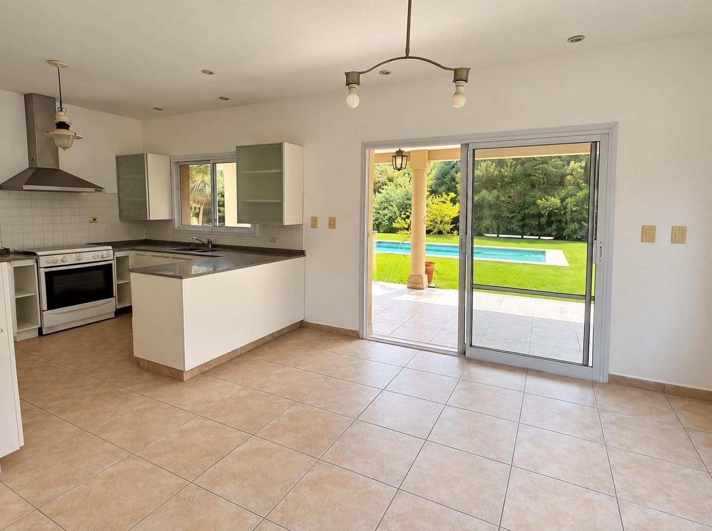 Foto de Casa de 5 ambientes con pileta en venta, imagen 5