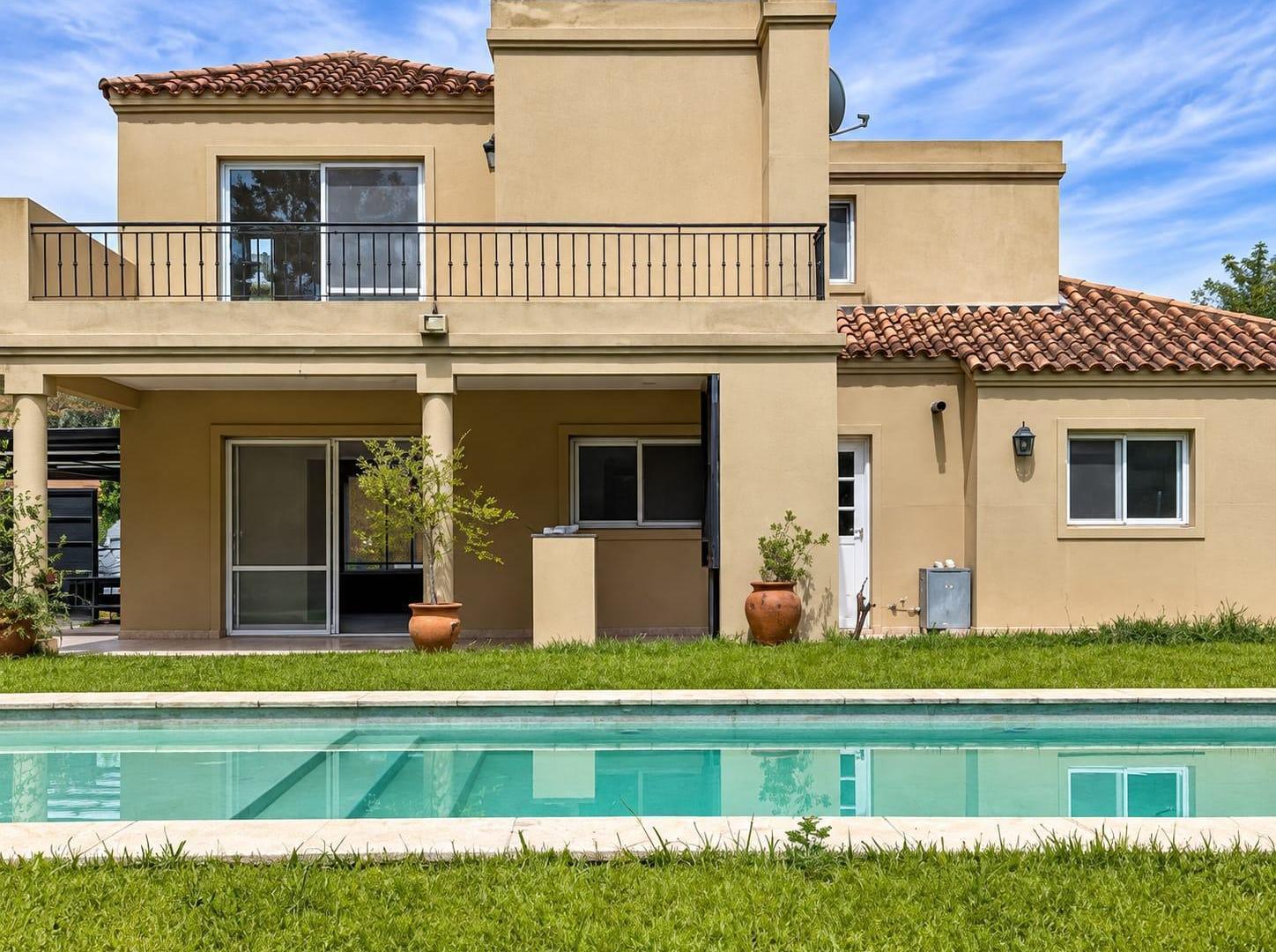 Foto de Casa de 5 ambientes con pileta en venta, imagen 2
