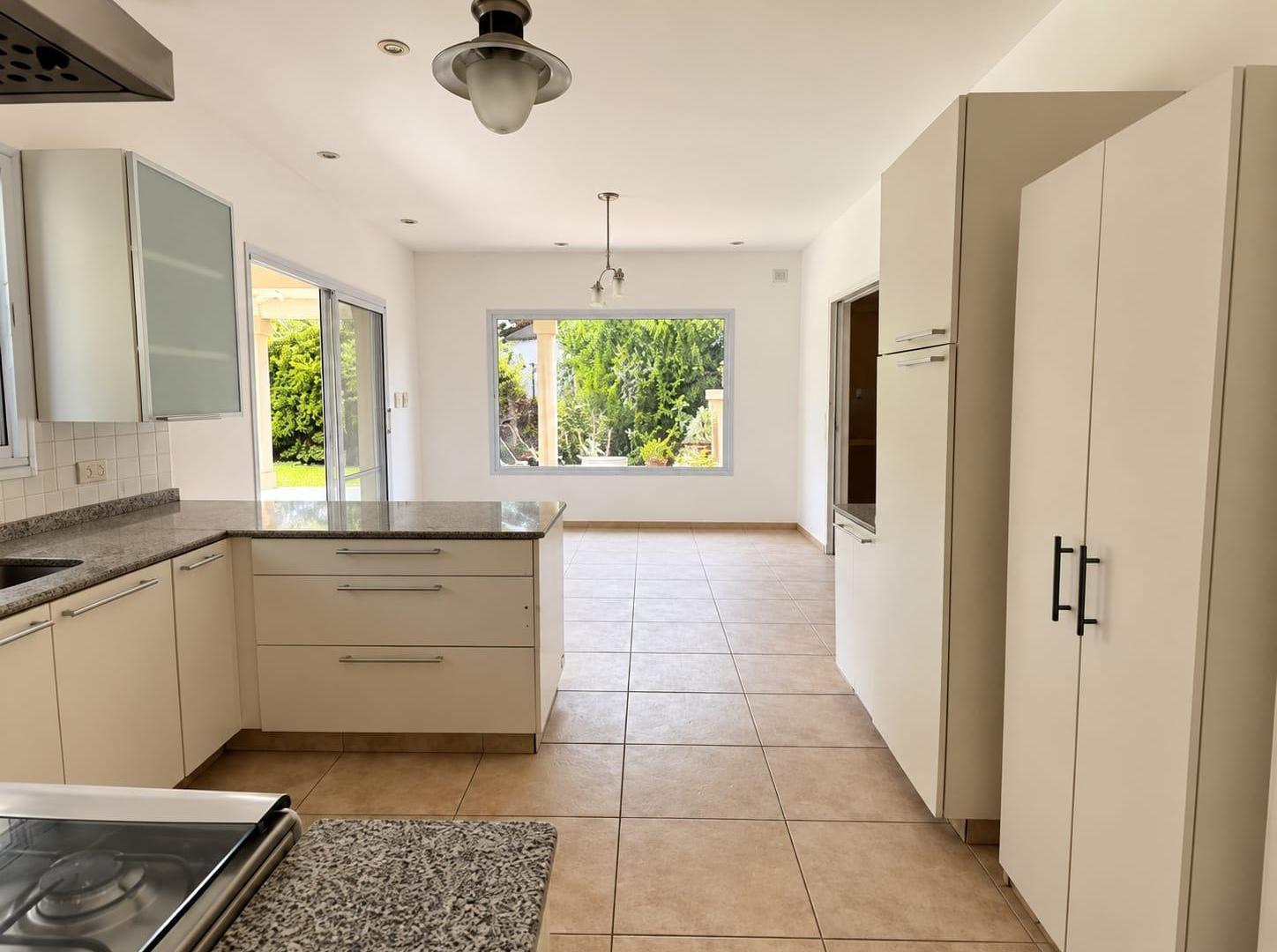 Foto de Casa de 5 ambientes con pileta en venta, imagen 1