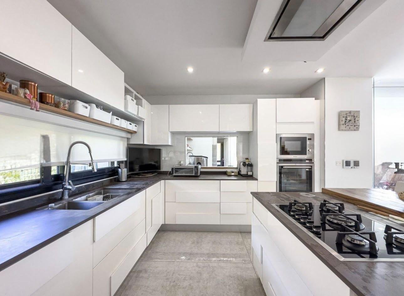 Foto de Casa de 6 ambientes en venta con pileta y parrilla, imagen 4