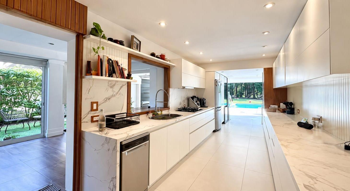 Foto de Casa de 6 ambientes con pileta en venta, imagen 2
