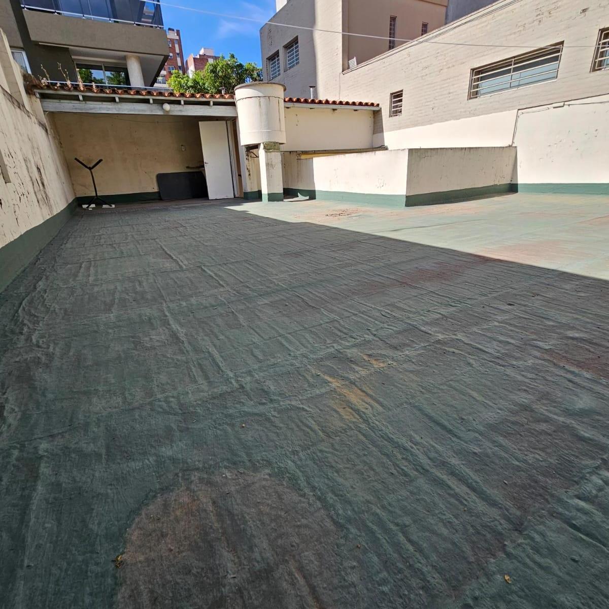 ¡CASA A LA VENTA CON MUY BUENA UBICACION EN LANUS OESTE!