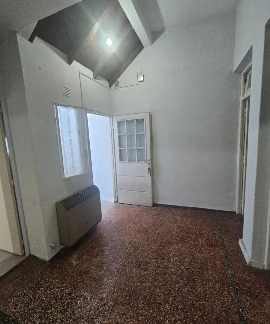 ¡DEPARTAMENTO 3 Ambientes PLANTA BAJA INTERNO EN BUEN ESTADO! 2