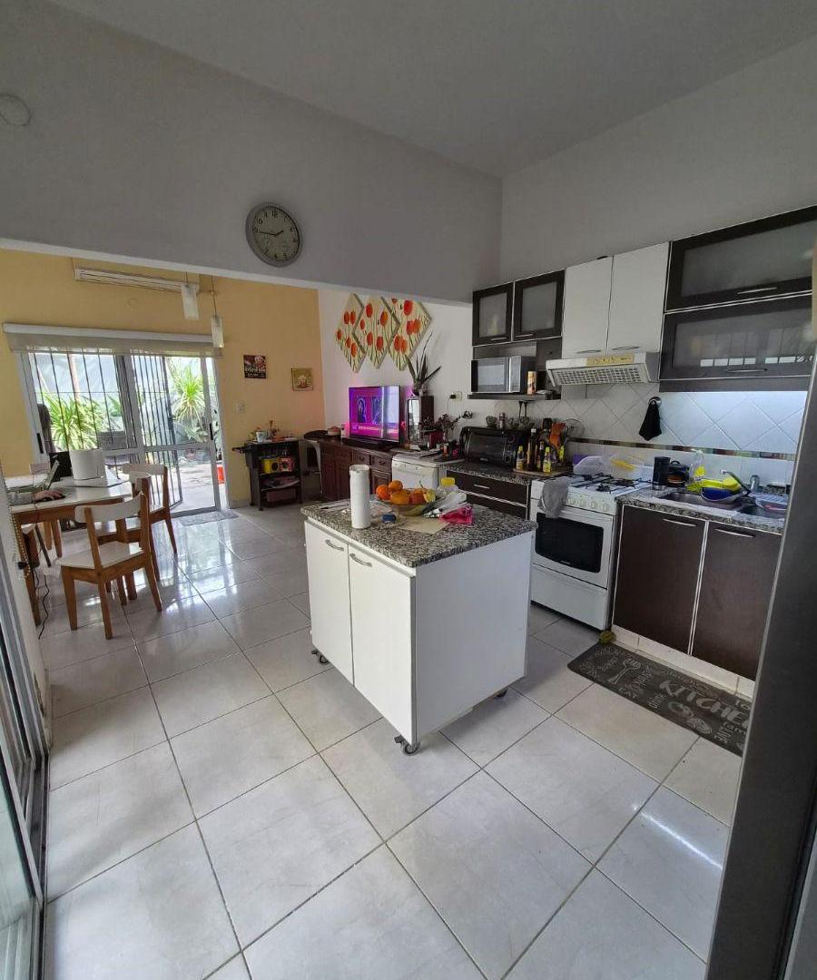 Foto de ¡Casa en 2 Plantas en MUY BUEN ESTADO en VENTA! Lanus Oeste, imagen 1