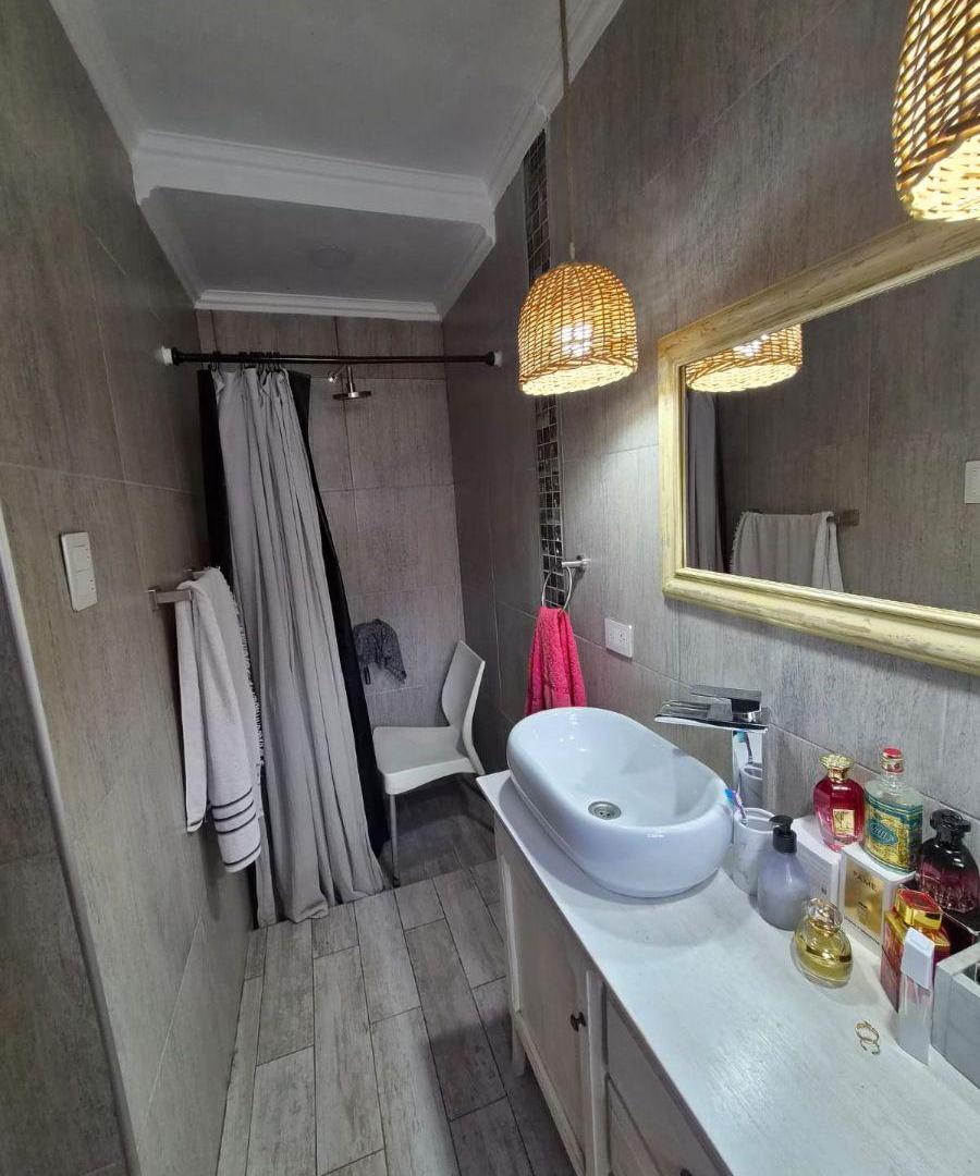 Foto de ¡Casa en 2 Plantas en MUY BUEN ESTADO en VENTA! Lanus Oeste, imagen 2