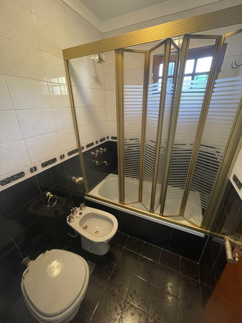 Casa Chalet  en Venta en Villa Luro, Capital Federal, Buenos Aires. Lote propio, en dos plantas con