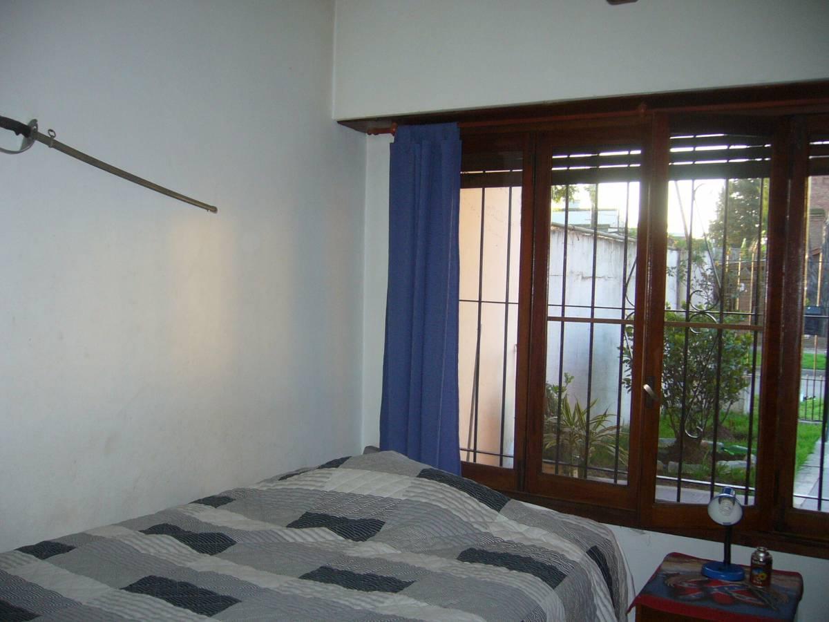 CASA SOBRE LOTE DE 10 x 55 MTS A 30 MTS DE AV. ESPORA, EXCELENTE UBICACION!!