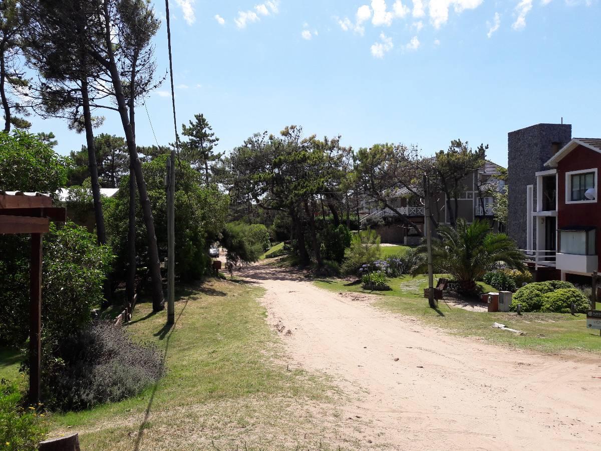 Excelente Chalet de Exclusivo Diseño Constructivo a 100 m del Mar 3