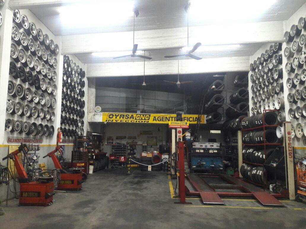 Foto de EXCELENTE LOCAL CON FRENTE A AV HIPOLITO YRIGOYEN DE 8.66 MTS2 X 23.50, imagen 4